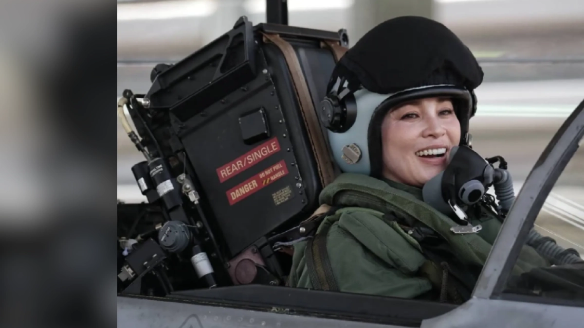 Reina de Tailandia hace historia a sus 48 años: manejó sola un avión de combate JAS 39 Gripen durante 41 minutos