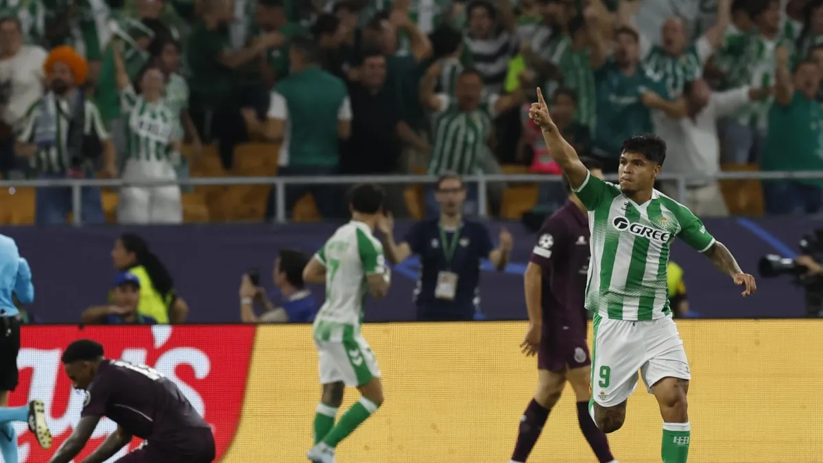 Cucho Hernández se estrena como goleador en Champions y lidera la remontada del Betis contra el Porto: video