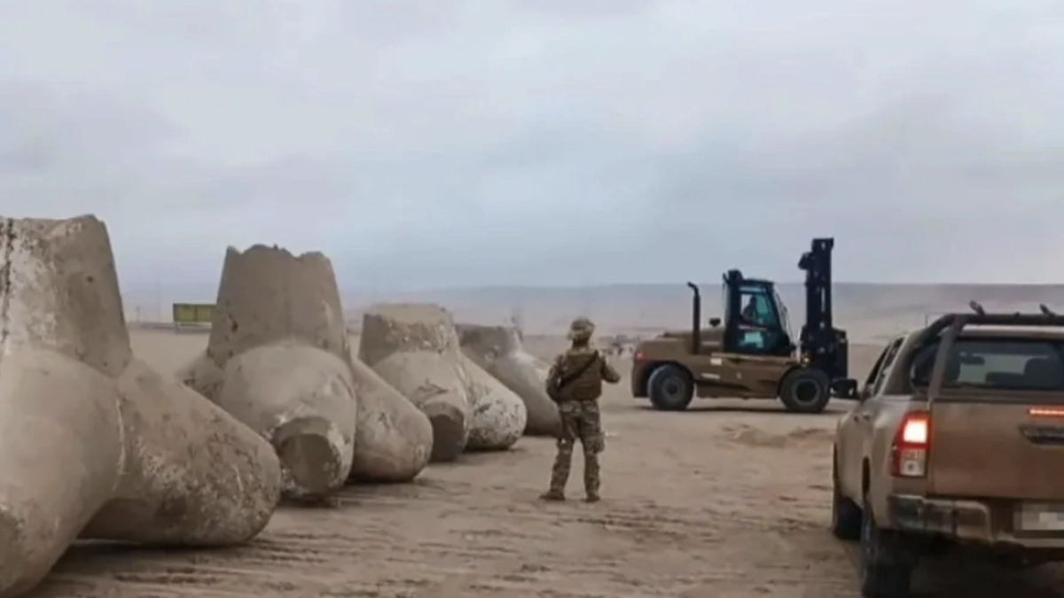 Ejército de Chile instaló tetrápodos de hormigón en la frontera con Perú para frenar el contrabando de vehículos
