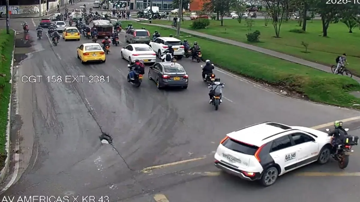 Movilidad Bogotá hoy, jueves 15 de octubre de 2026: accidente vial entre carro de servicio especial y una moto sobre la Av. Américas con carrera 43