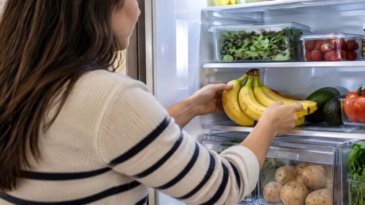 Chefs de la alta cocina coinciden: 'No refrigere plátanos: el frío frena su maduración, ennegrece la cáscara y afecta a estos otros cinco alimentos'