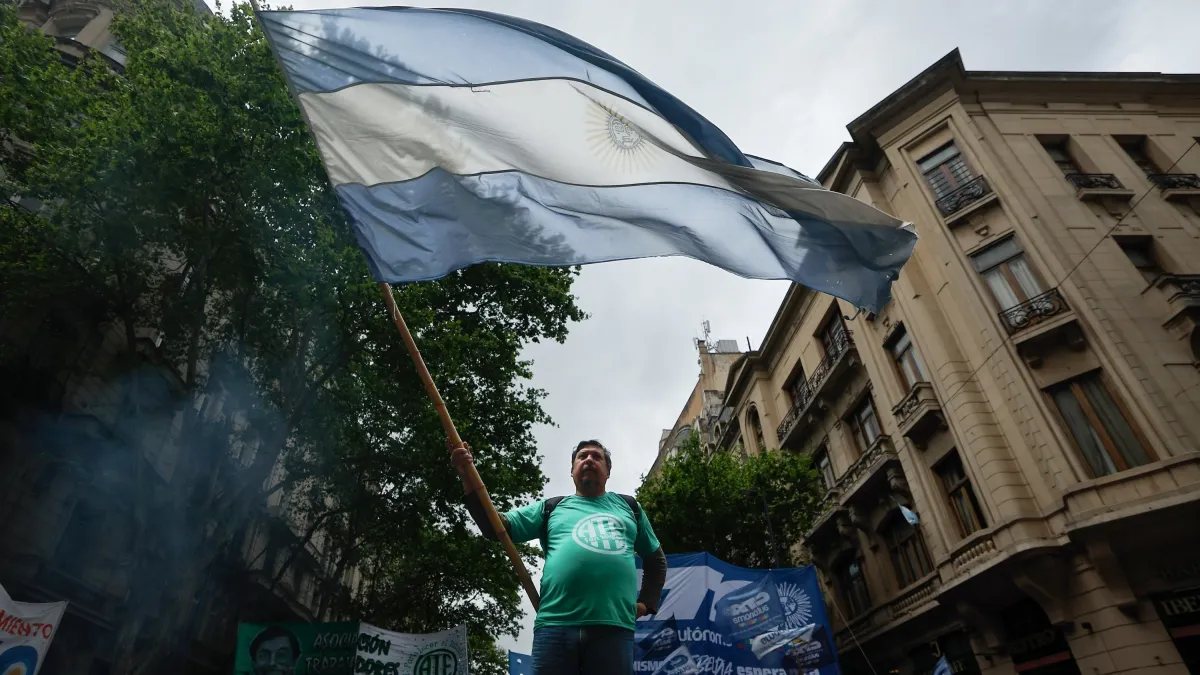 Universidades públicas de Argentina marchan contra gobierno de Milei para exigir que cumpla la ley de financiamiento universitario