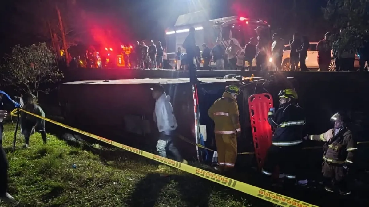 Dramático rescate tras volcamiento de bus en Timbío, Cauca: entre las víctimas hay dos mujeres, un hombre y un menor de 11 años