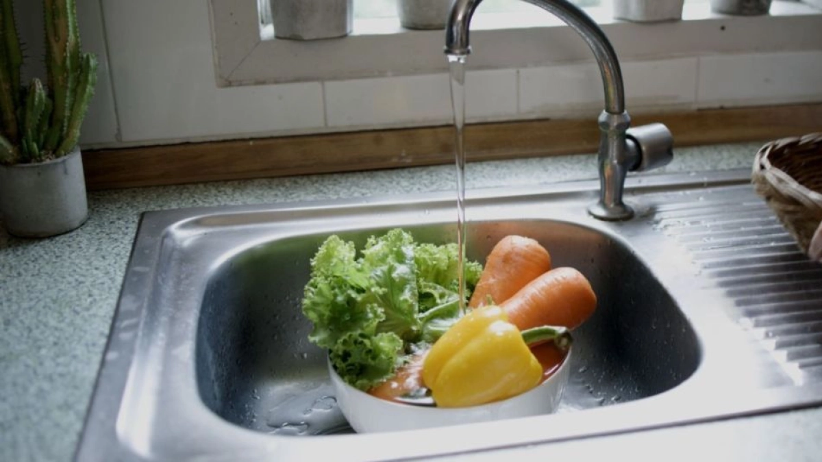 Vinagre para lavar frutas y verduras: beneficios, cómo usarlo y qué dice la ciencia sobre su eficacia