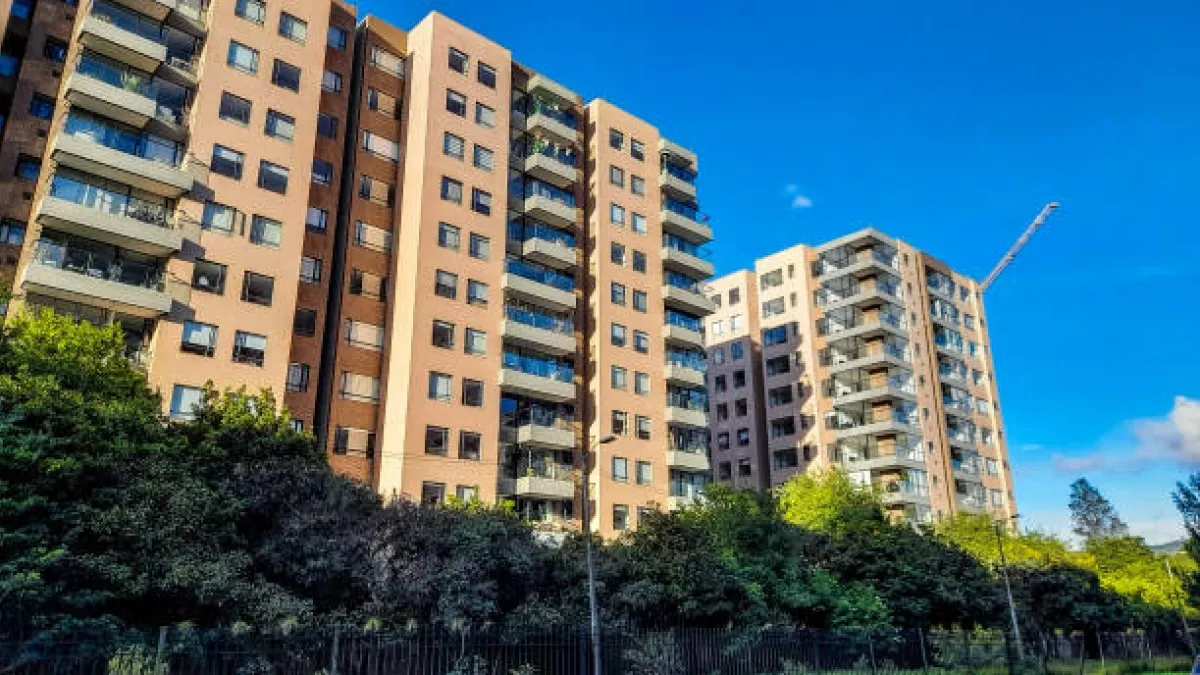 Bogotá rompe la tendencia nacional y dispara las ventas de vivienda VIS: las claves detrás del crecimiento del mercado inmobiliario en la capital