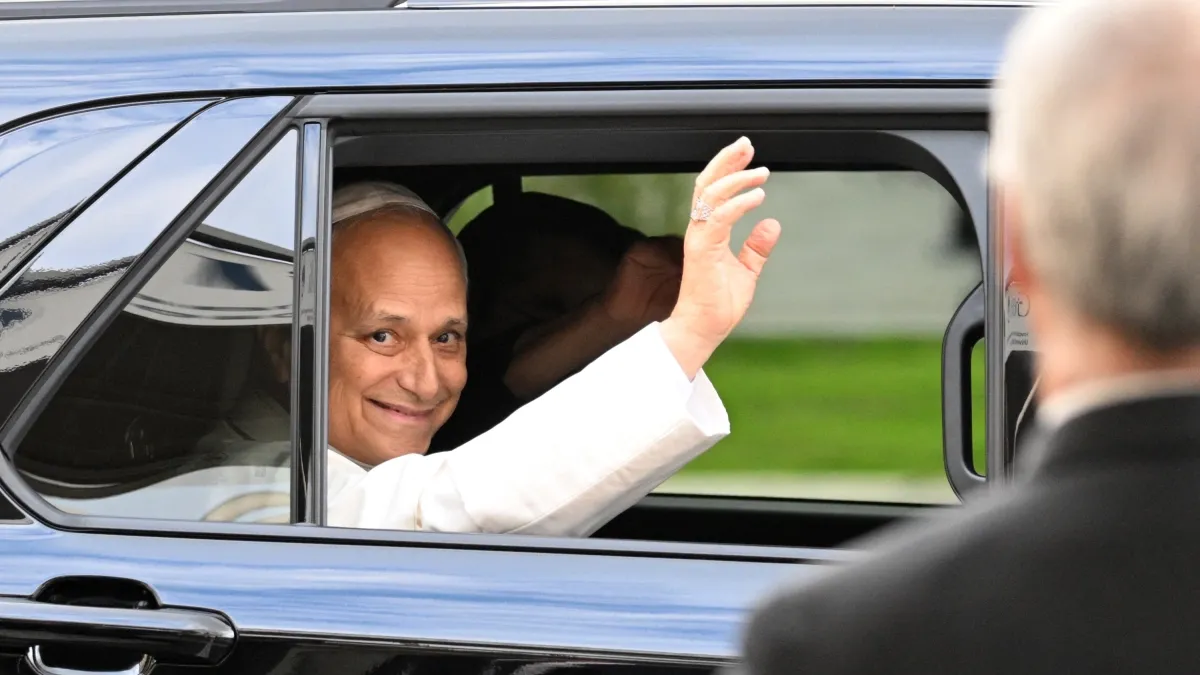 León XIV salió del hospital en Roma y regresará al Vaticano en la tarde de este sábado, tras la cirugía por cáncer de pulmón