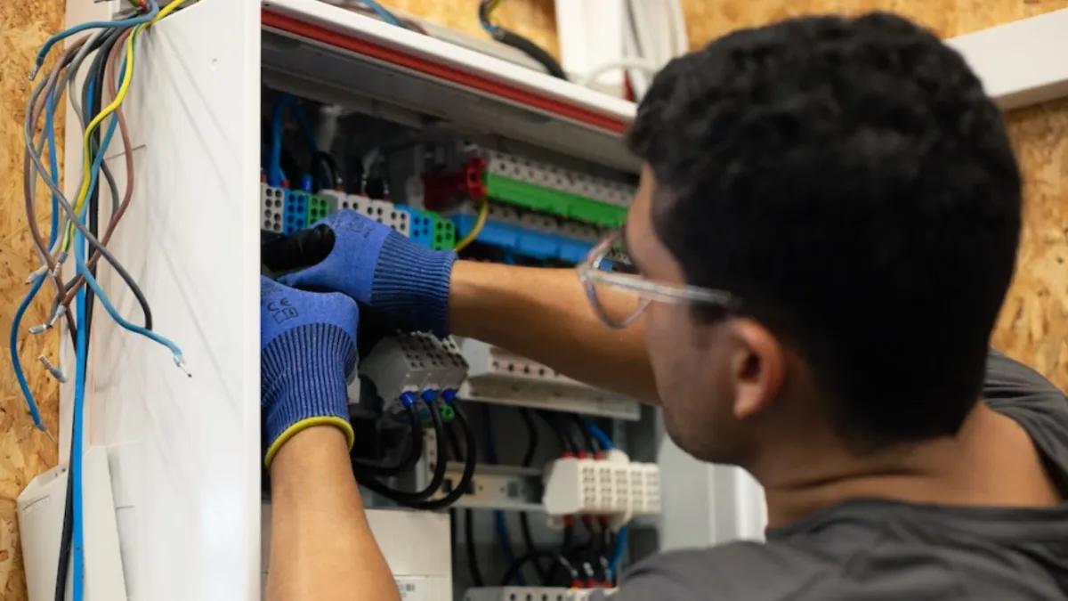 Electricistas colombianos, mano de obra cualificada apetecida en Alemania en su transición a energías sostenibles