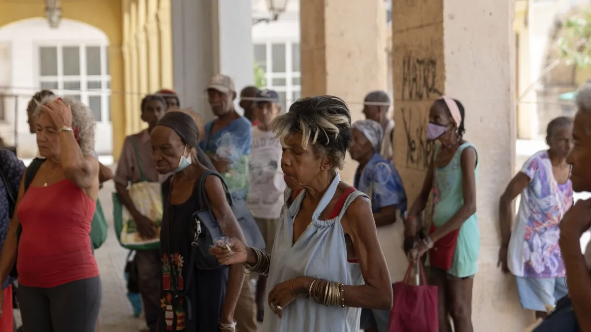 Trabajaron toda su vida para la Revolución y hoy sobreviven con 5 dólares: el crudo rostro de una Cuba que se apaga