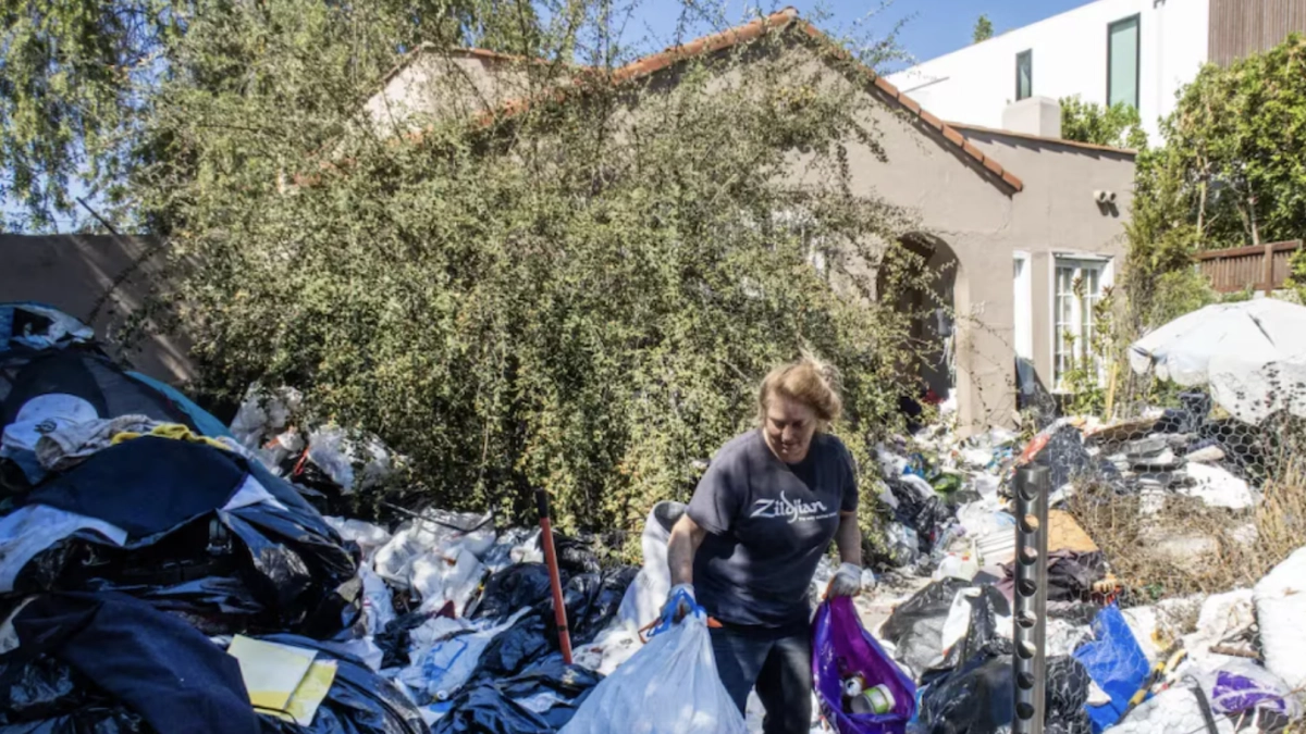 El caso de la casa llena de basura en Los Ángeles: autoridades la limpiaron, pero el problema volvió y llegó a la Justicia