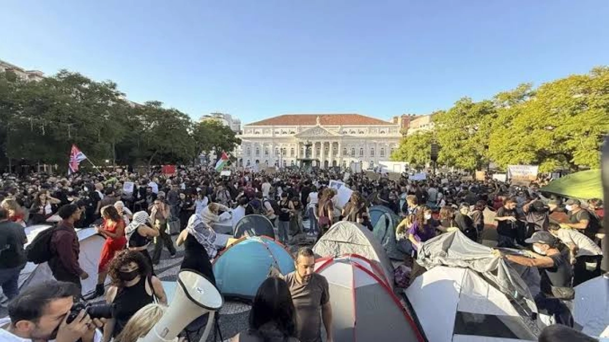 Crisis de vivienda en Portugal desata protestas: jóvenes acampan en Lisboa por el aumento del 124 % en los alquileres y las políticas de Montenegro