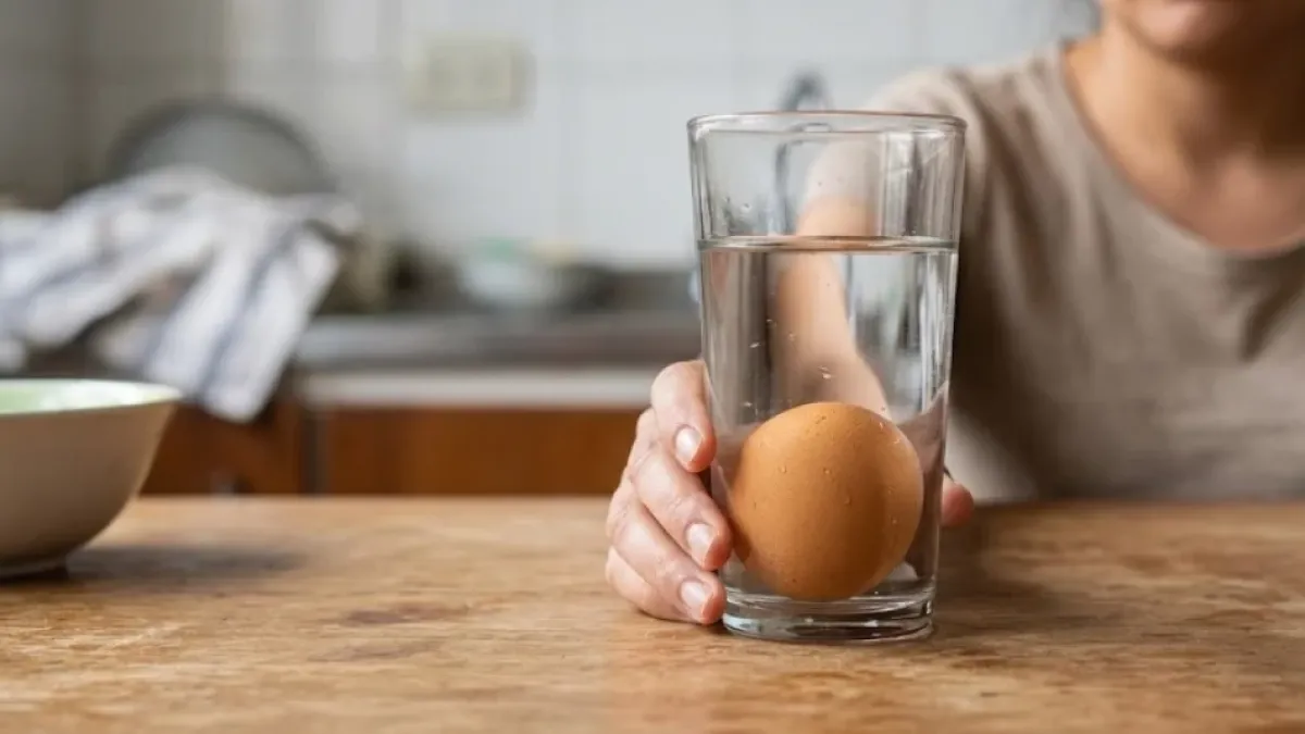 Experta revela si sumergir el huevo en agua es prueba eficaz para saber si está dañado: 'Este proceso modifica su comportamiento'