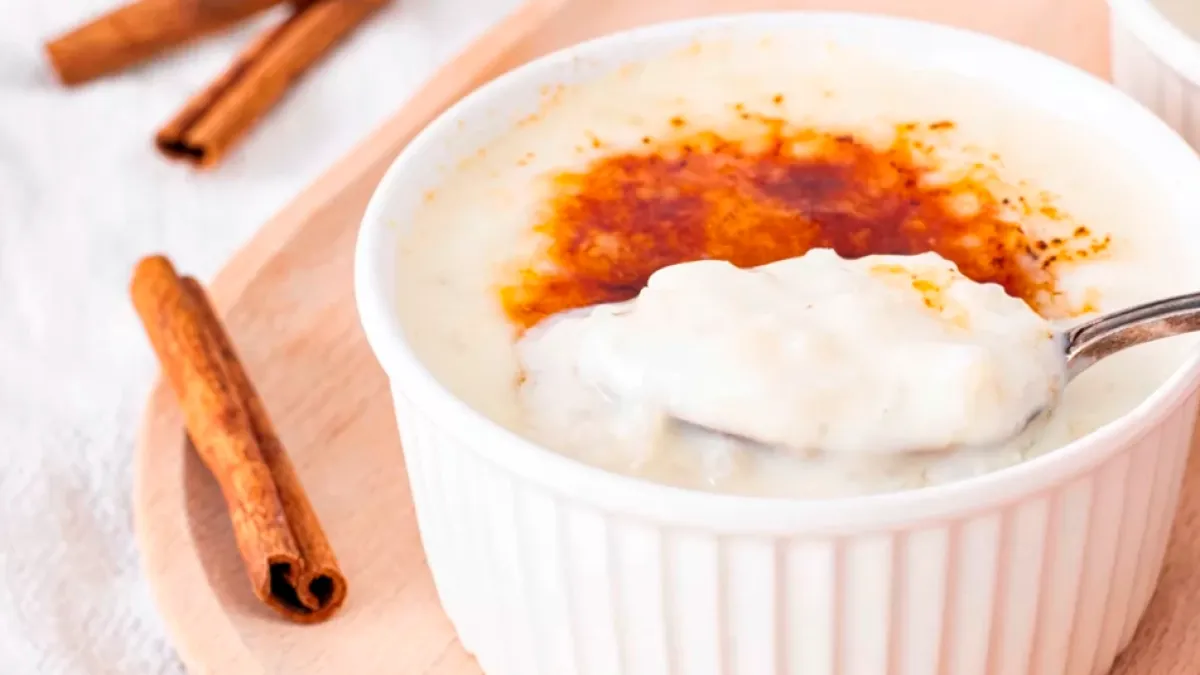 Los cocineros asturianos coinciden: el arroz con leche queda más cremoso si el arroz se cuece primero en agua y el azúcar se agrega al final