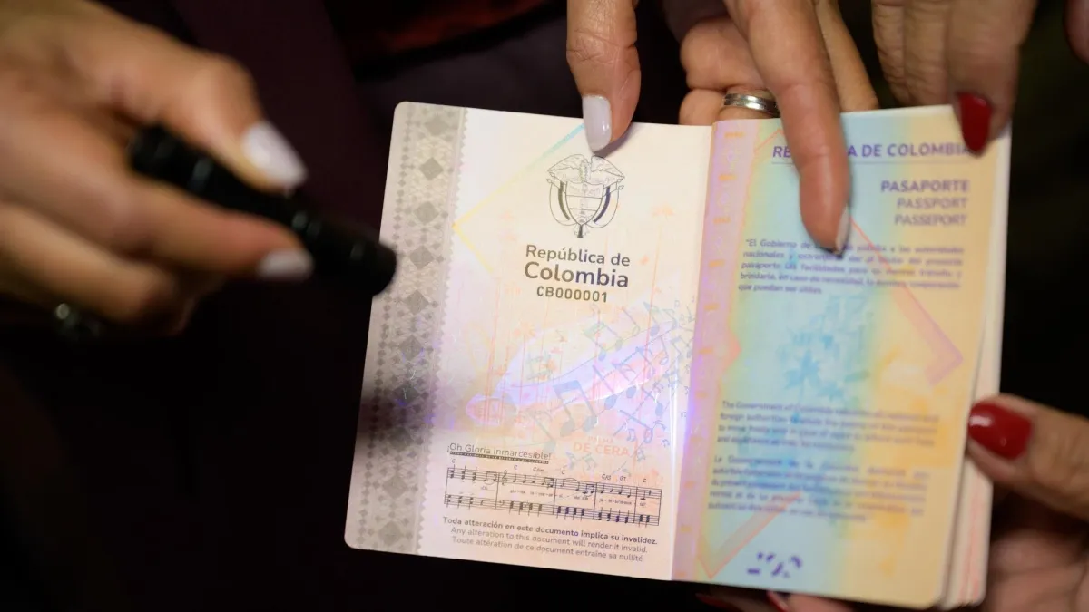 Los detalles desconocidos de la producción de los pasaportes bajo el modelo Petro: un proveedor británico y otros terceros que participan en la cadena