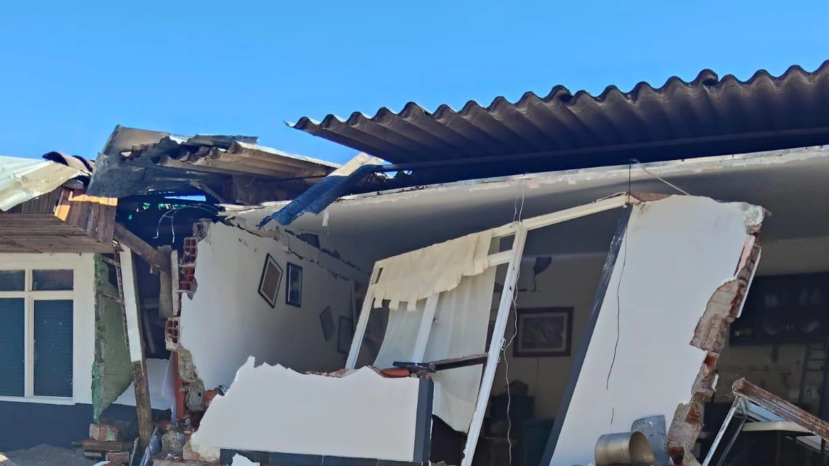 Policías viven el drama de servir y proteger mientras reconstruyen sus viviendas afectadas por el terremoto y los recientes vendavales en el Valle