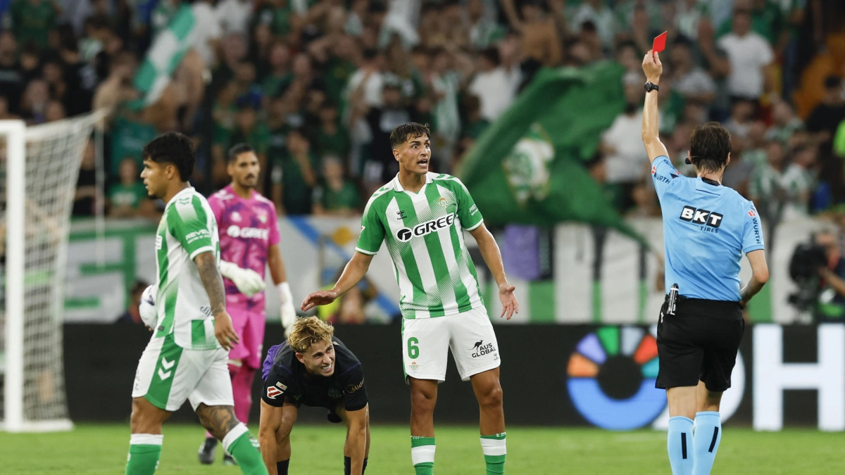 Sale a la luz video del gol anulado al Betis contra Barcelona por mano del ‘Cucho’ Hernández: revelan diálogo del árbitro y los jugadores sobre el VAR