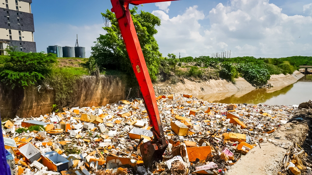 La impresionante cantidad de basura que termina en los arroyos de Barranquilla: 14.200 toneladas retiradas en 2026 y 50 canales intervenidos