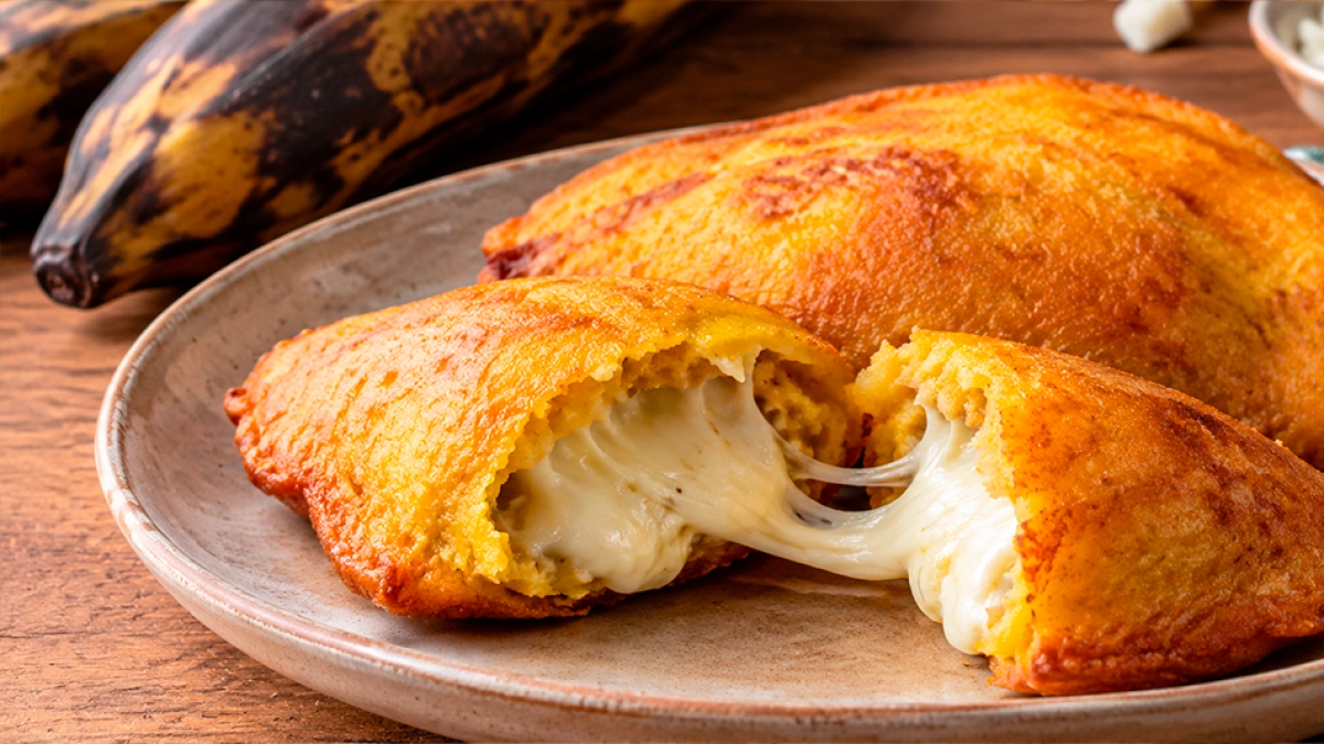 Receta de empanada de plátano maduro con mucho queso: el truco de la abuela es hervir el plátano con cáscara para que quede más dulce