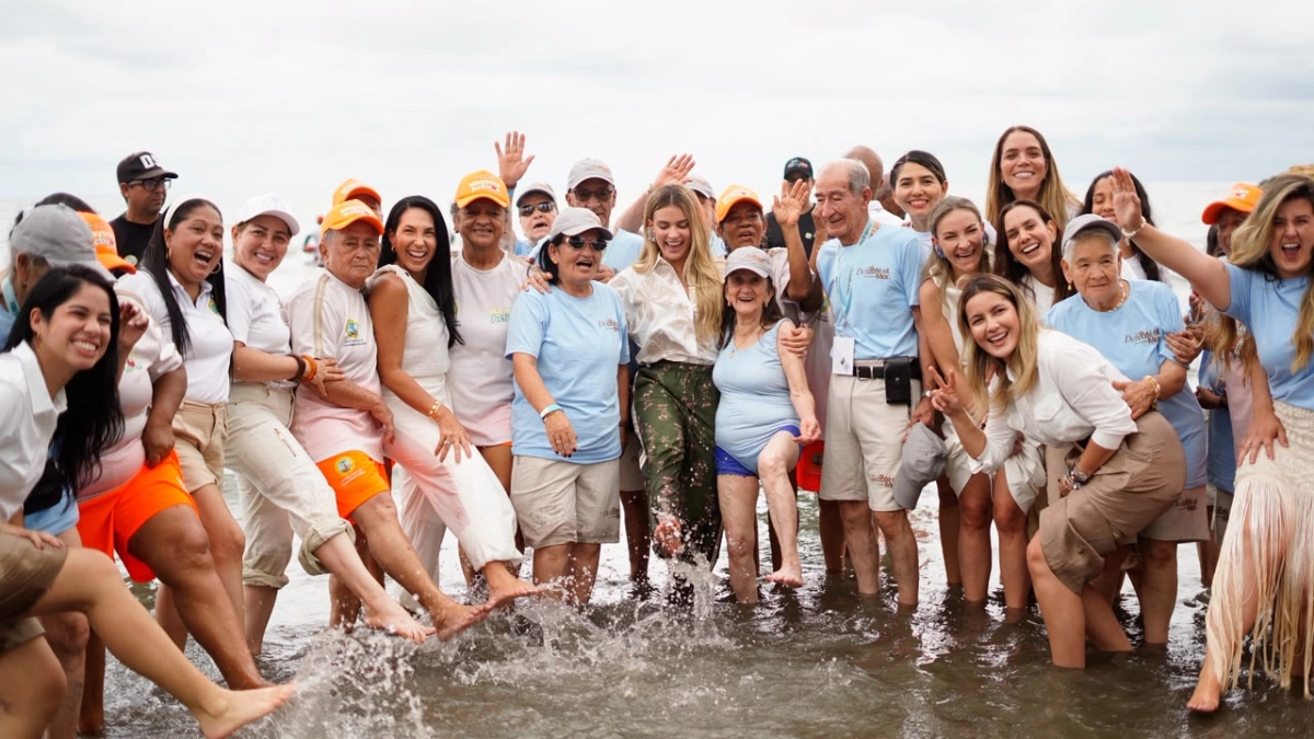 Ana Lucía Pineda, primera dama de la nación, le cumplió el sueño a 40 abuelitos de Neira (Caldas) de conocer el mar en Cartagena de Indias