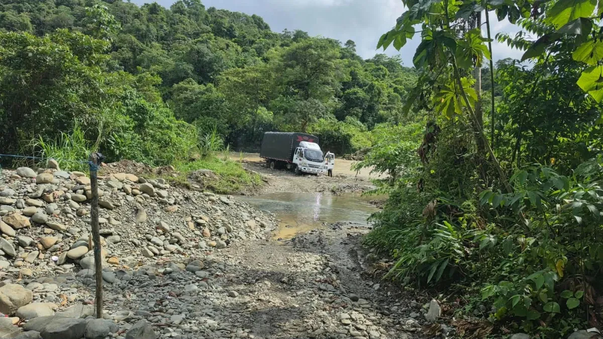 Hurto de camión con 228 botellas de licor en la vía Buga - Buenaventura termina con recuperación de la carga y un escolta herido