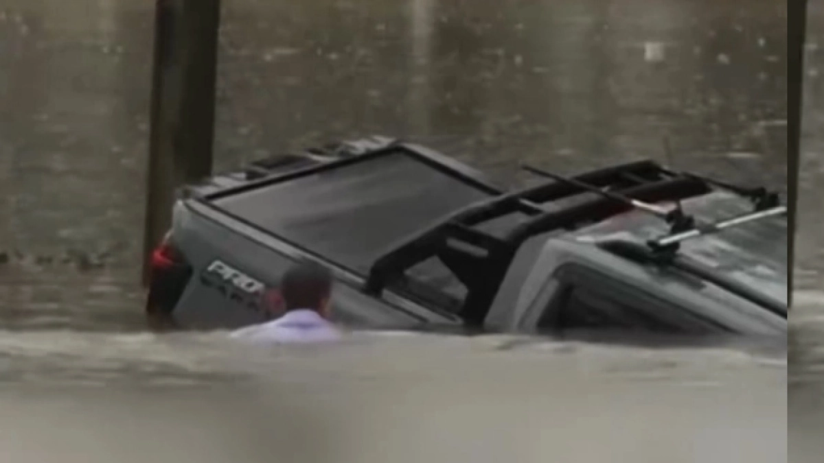 Reportero interrumpió una transmisión en vivo y se lanzó al agua para rescatar a un conductor