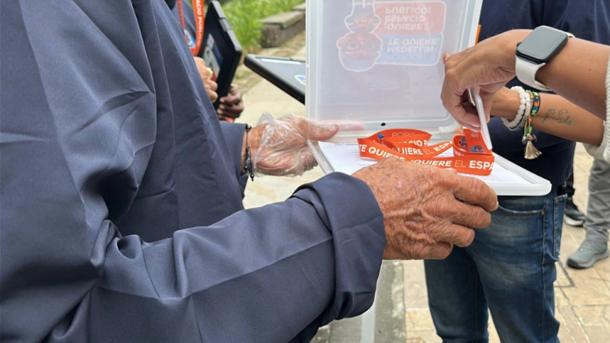 Medellín da luz verde a 61 vendedores ambulantes para trabajar legalmente durante dos años en reconocidas zonas turísticas de la ciudad
