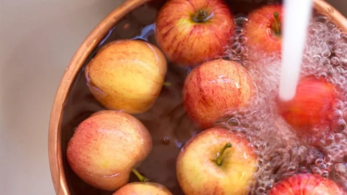 Cómo lavar las manzanas con bicarbonato para reducir los residuos de pesticidas, según estudio científico