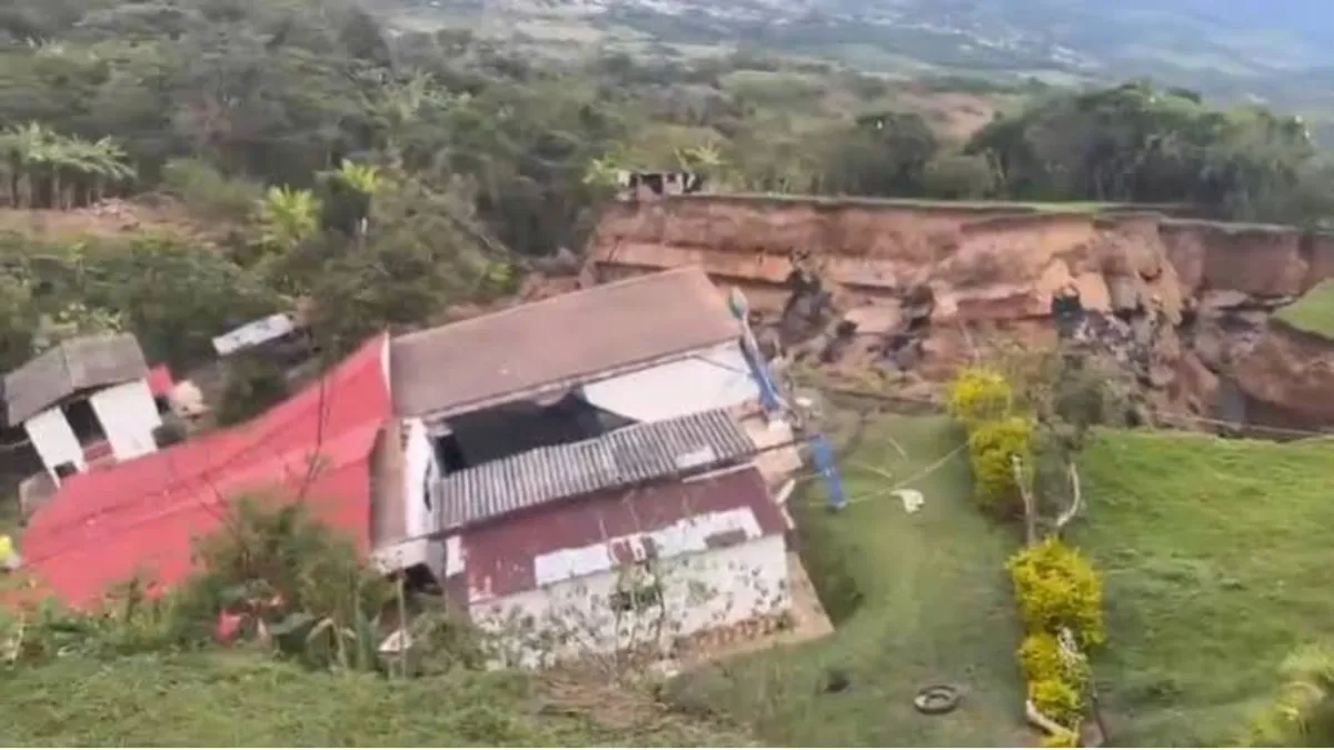 Emergencia en Moniquirá, Boyacá, por deslizamiento de tierra en la vereda de Pajales tras fuertes lluvias: se reportan tres casas destruidas