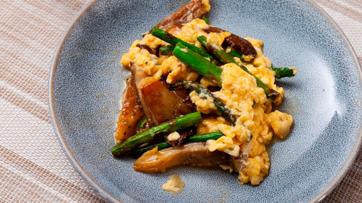 Los nutricionistas recomiendan: los huevos revueltos rinden más en la cena que en el desayuno, con champiñones y espárragos para dormir mejor