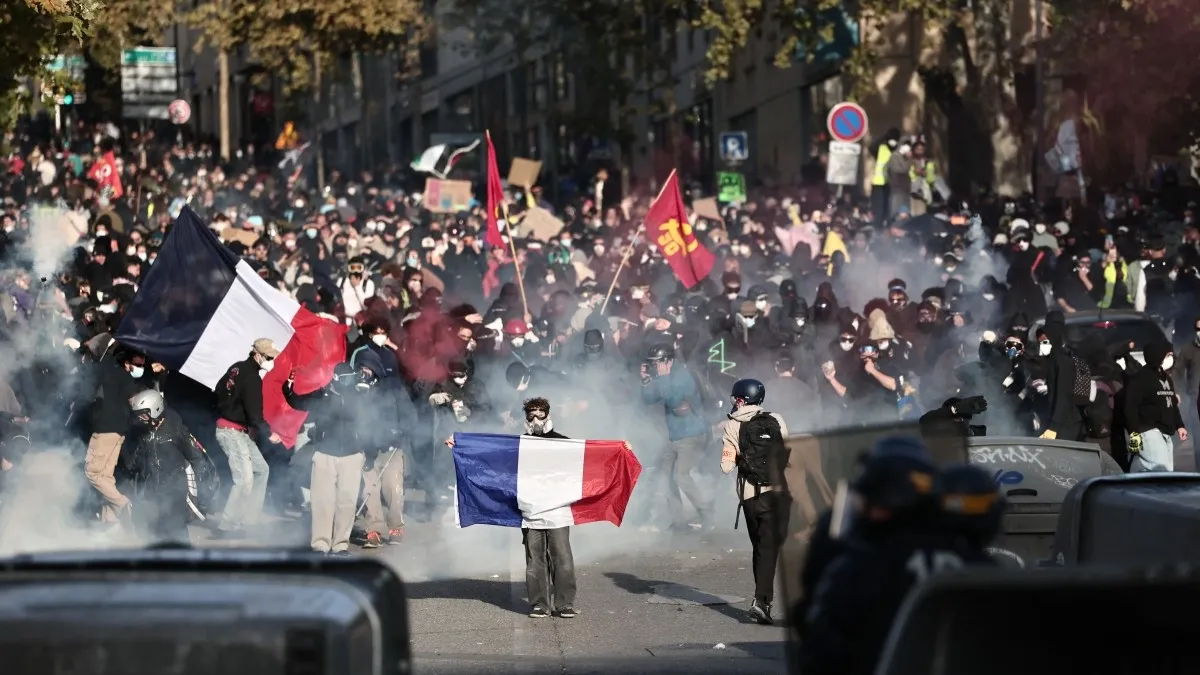 Francia vive nueva jornada de protestas en medio de un fuerte despliegue policial: reportan más de 100 detenidos y algunos choques con manifestantes