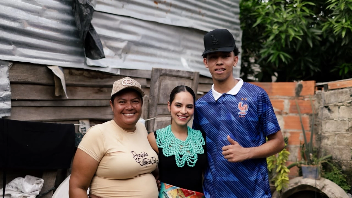 Reina del Carnaval de Barranquilla llegó con ayudas a la casa del joven hincha del Junior discriminado por usar chancletas en el estadio