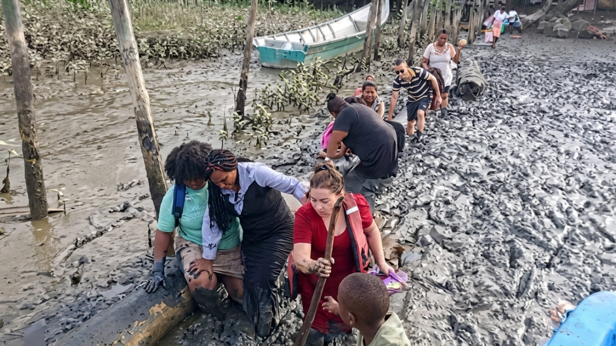 En video | La indignante travesía de 12 niños en Chocó: caminan entre el barro para poder llegar a la escuela