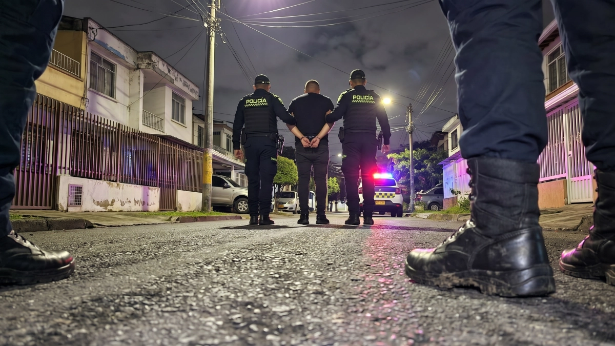 Armado y descontrolado: a la cárcel agente de tránsito que amenazó a transeúntes, golpeó a su padre e intentó disparar a policías en Cali