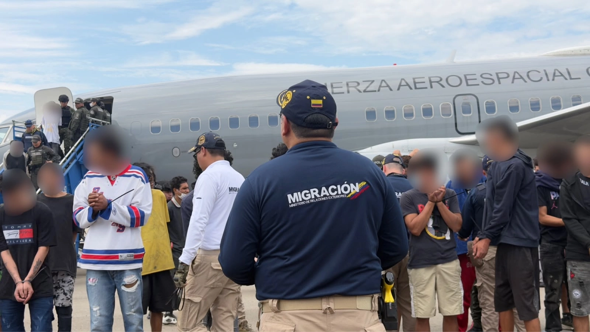 98 ciudadanos venezolanos expulsados de Medellín durante megaoperativo acumulaban 1.000 medidas policiales y más de 240 anotaciones judiciales