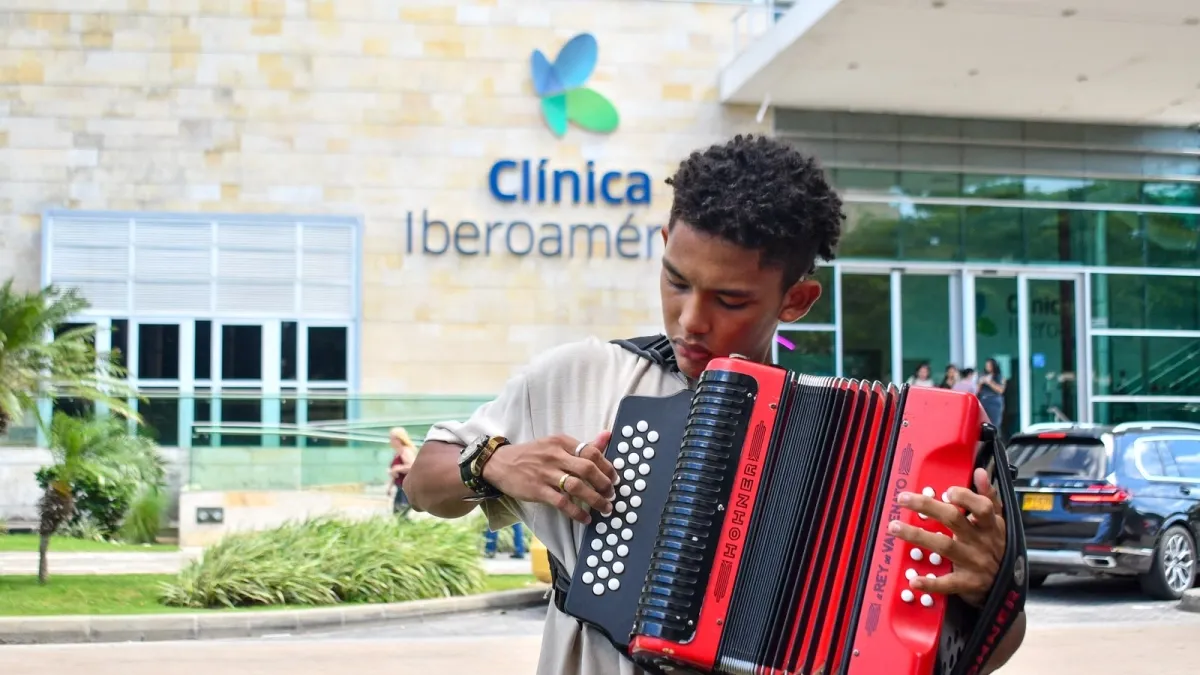 Canciones, oraciones y acordeones: así acompañan al artista vallenato Kbeto Zuleta frente a la clínica de Barranquilla donde lucha por su recuperación