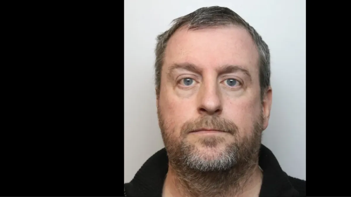 Expolítico británico admite que drogó a su esposa y ‘la ofreció’ por Internet durante 13 años para que otros hombres abusaran de ella