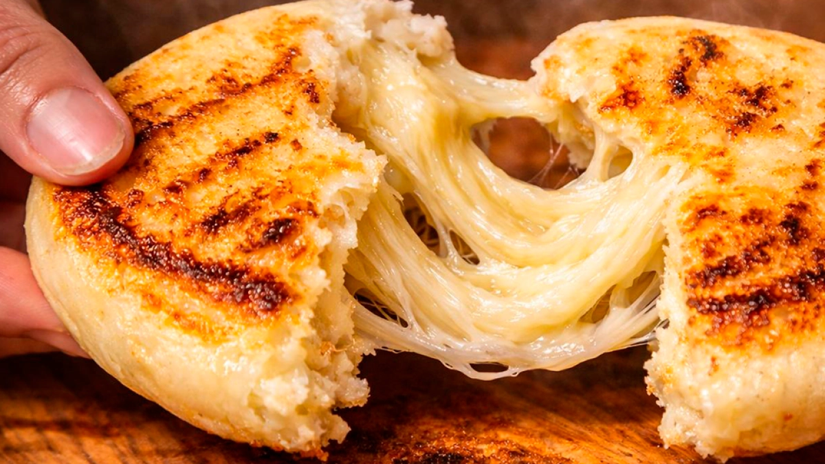 Cómo hacer arepitas de almojábana rellenas de queso mozzarella: suaves, doradas y listas en la sartén