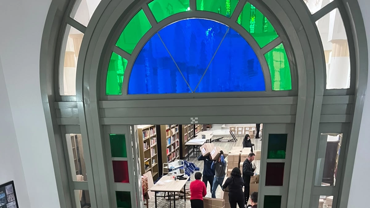 Gobierno remueve biblioteca histórica de la Cancillería para recuperar antigua capilla y celebrar misas: hay polémica en San Carlos