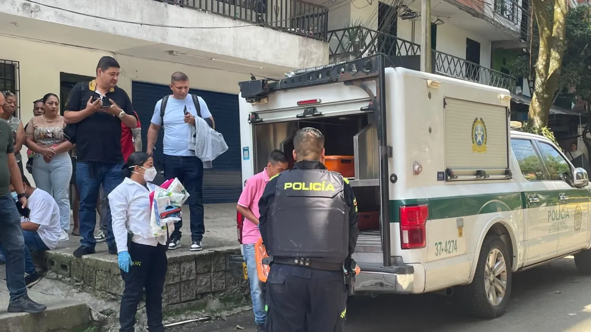Terror en Medellín: asalto de ocho delincuentes a una vivienda en La Iguaná dejó a un joven de 19 años muerto y a otro herido