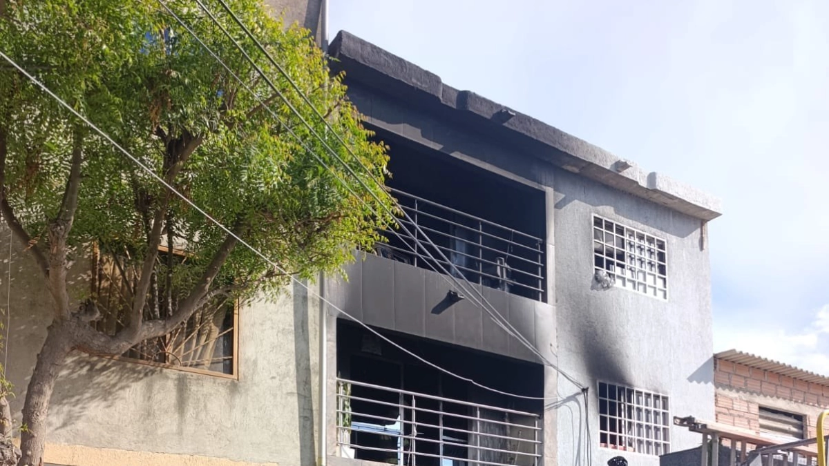 Incendio sorprendió a una familia mientras dormía en su casa en Santa Marta: murieron dos niños y una pastora
