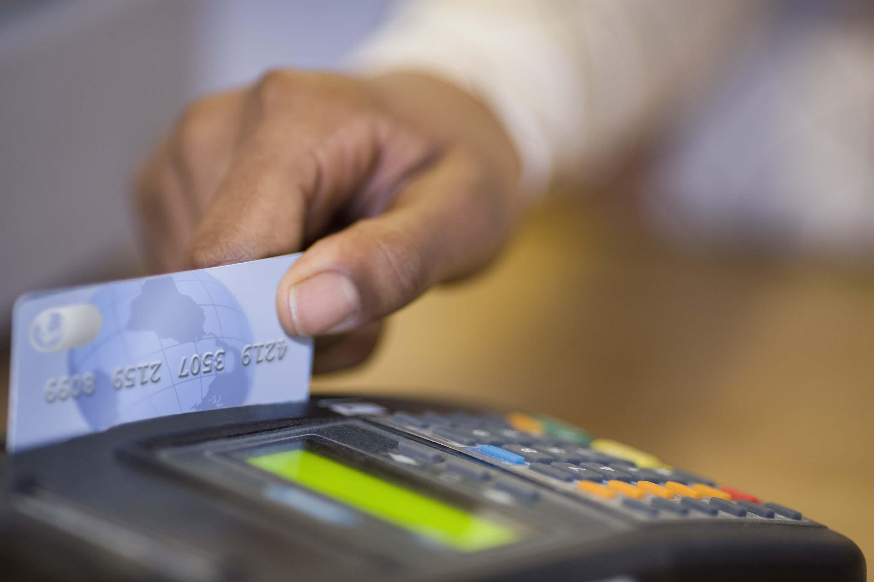 La tasa máxima que pueden aplicar las entidades para tarjetas de crédito es del 32,97 por ciento efectiva anual.