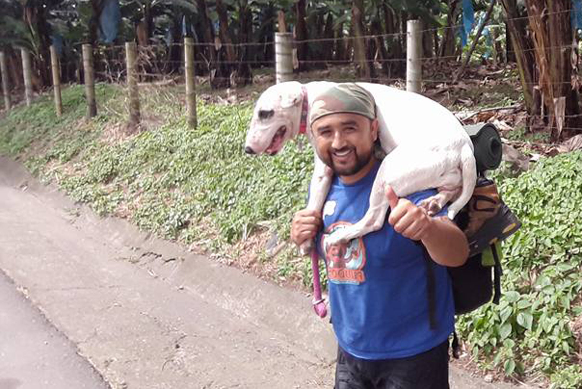 Oscar Florez, con Abril, una perrita ciega, en su recorrido de Pasto a Bogotá, buscando apoyo para un albergue para mascotas