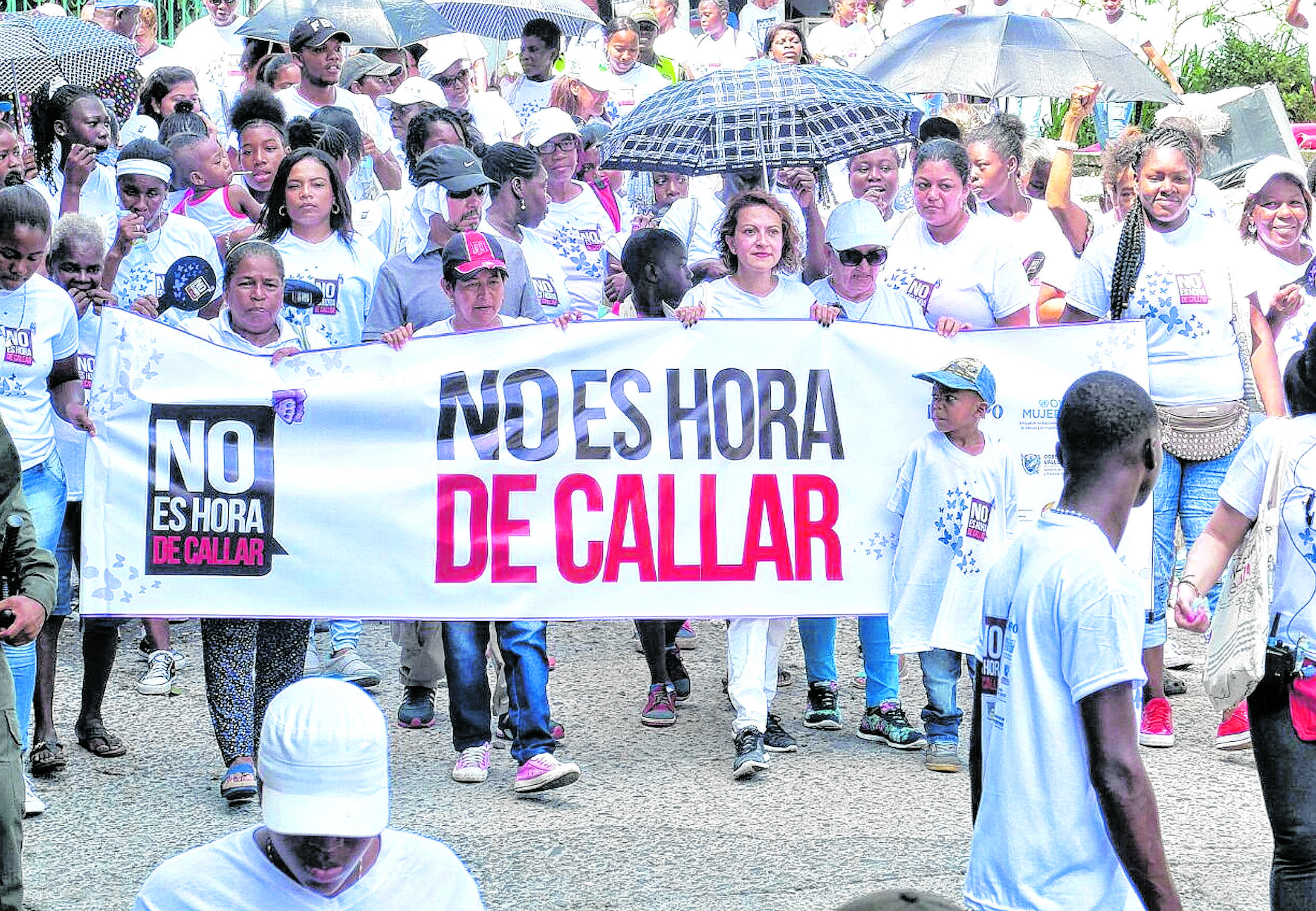 La joven le contó al concejal que ingresó a uno de los cubículos de mujeres y que, de repente, vio la mano de un hombre debajo de la puerta.