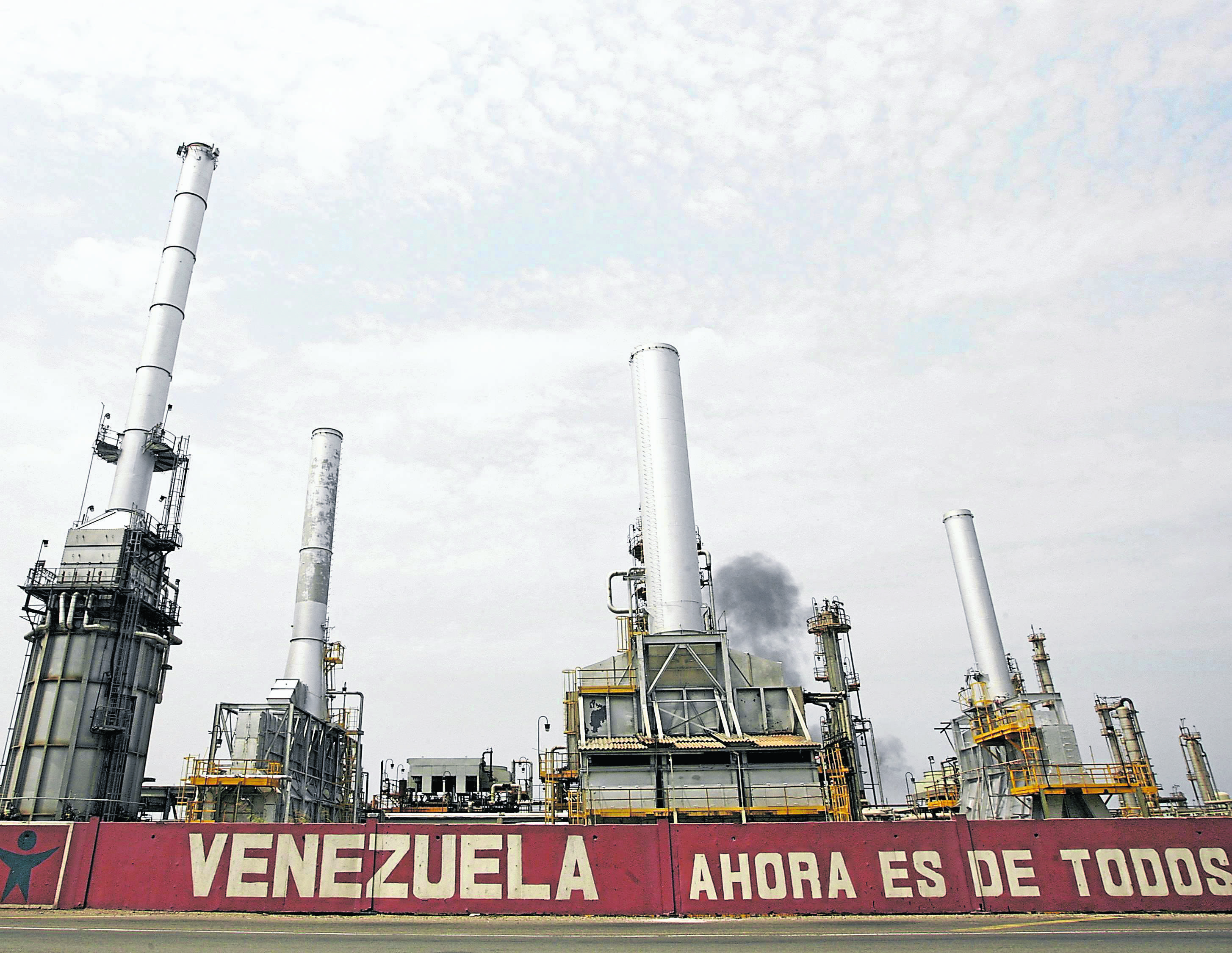 La producción petrolera en Venezuela, a pesar de tener inmensas reservas, es de apenas 742.000 carriles diarios, frente a los 3,4 millones diarios en 1998.