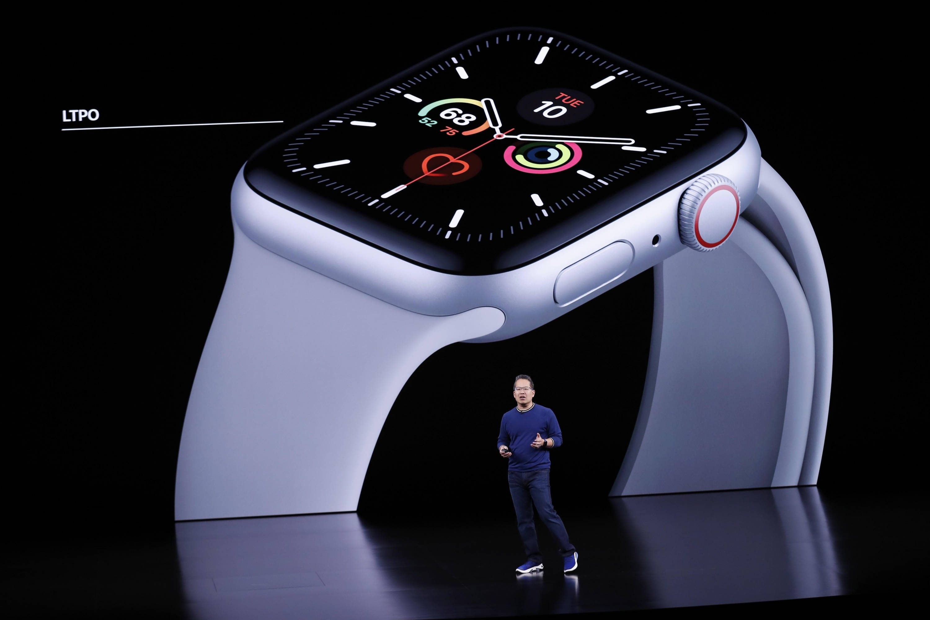 Stan Ng, vicepreședintele Apple pentru produse și marketing, prezintă Apple Watch la Steve Jobs Theatre din Cupertino, California, Statele Unite ale Americii