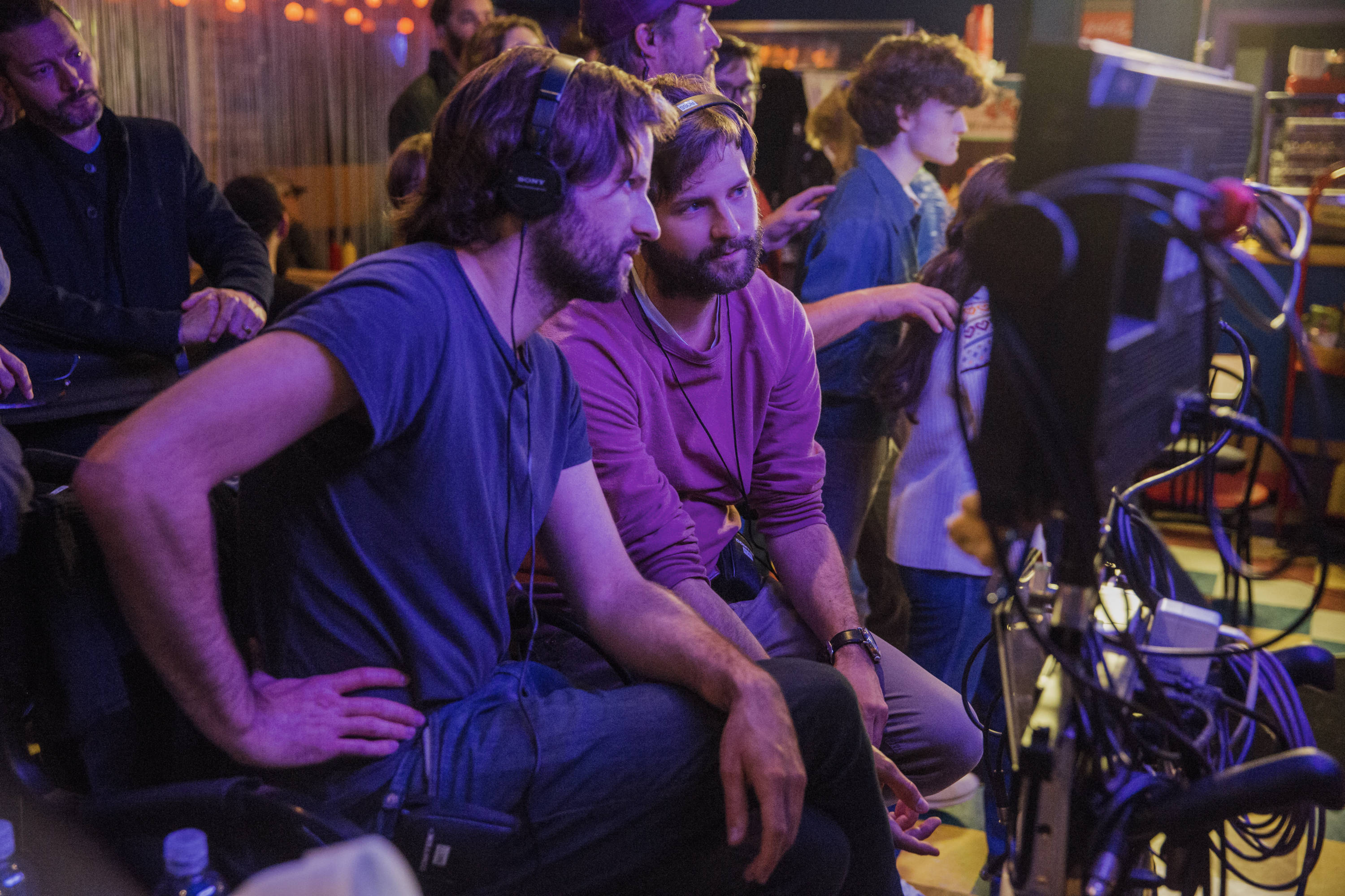 Los hermanos Duffer rodando una de las escenas de 'Stranger Things'