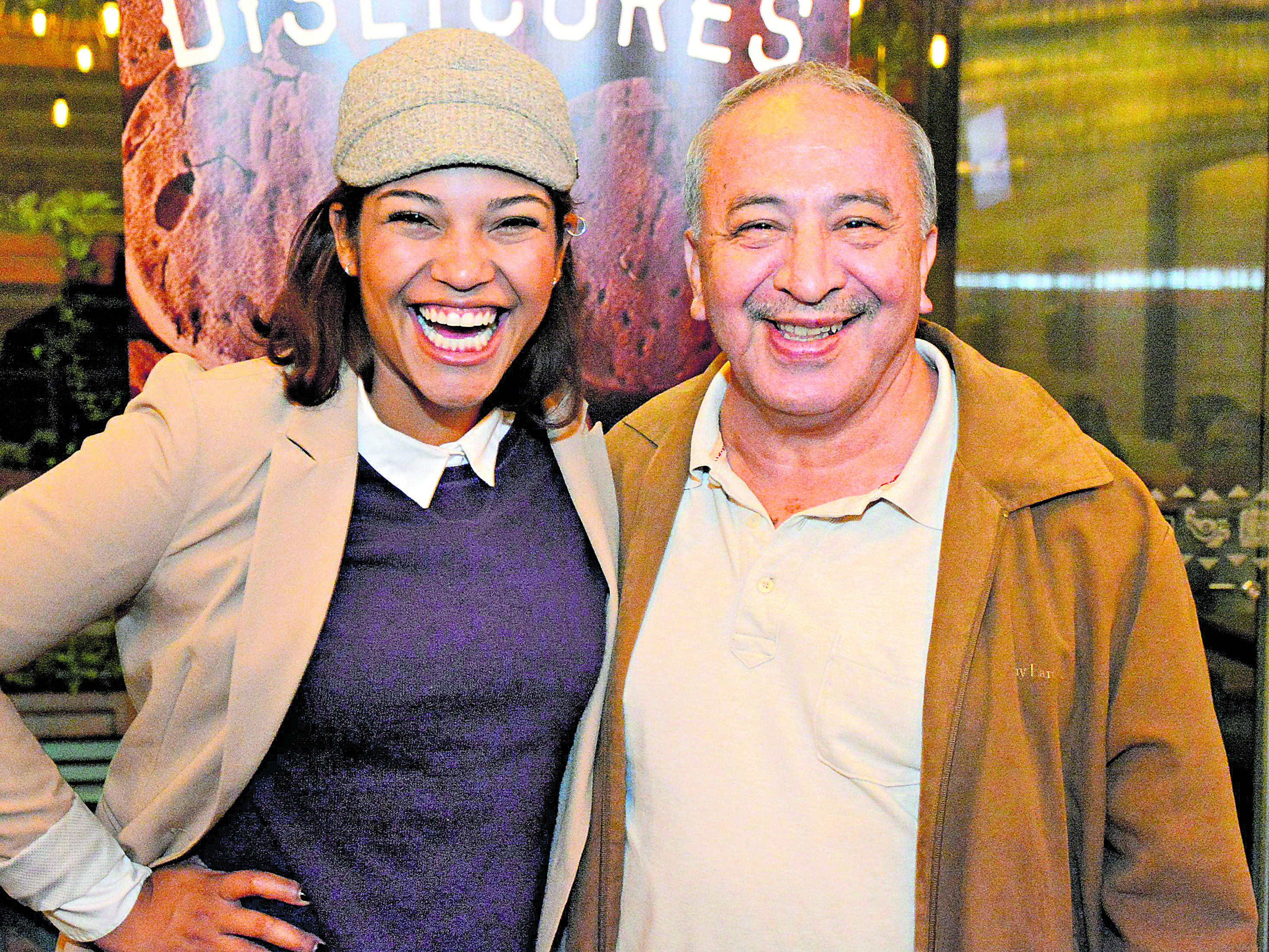Cristina Varela, hija de Jairo Varela y quien lidera el Museo de la Salsa ‘Jairo Varela’, y Umberto Valverde, biógrafo del maestro salsero. ARCHIVO.