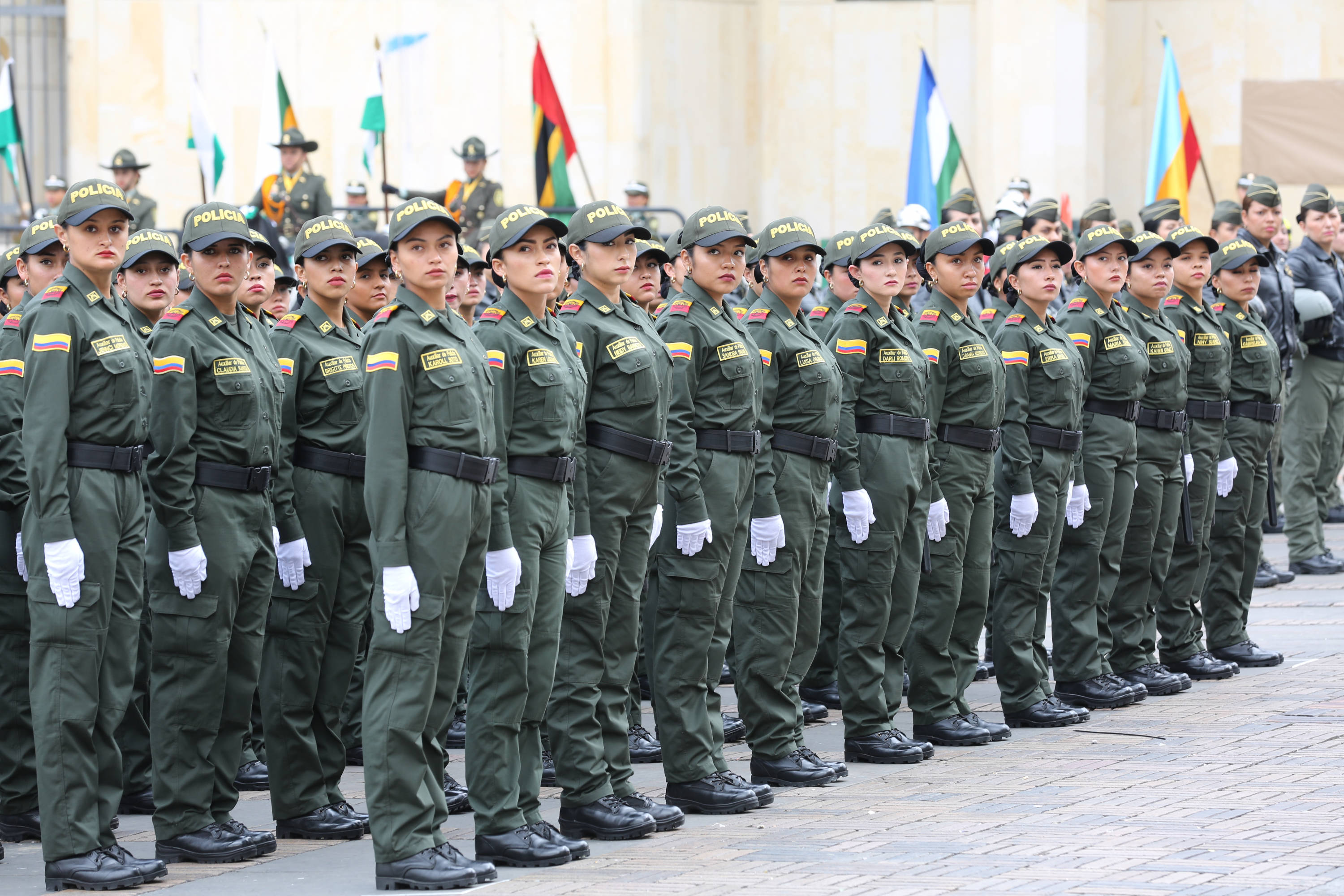 El evento se llevó a cabo en la Plaza de Bolívar y contó con la asistencia de la vicepresidenta Marta Lucía Ramírez, el alcalde de Bogotá Enrique Peñalosa y el ministro de Defensa Guillermo Botero.