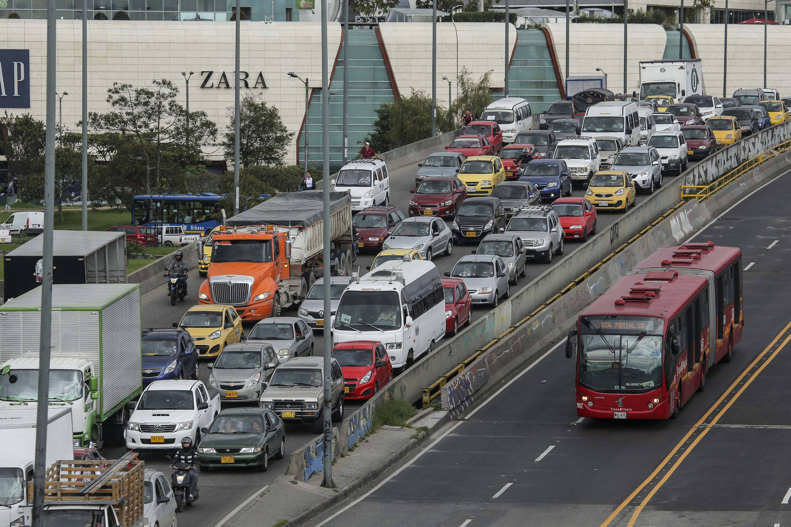 El pico y placa actual se aplica para carros particulares, según placa par o impar, en días hábiles entre las 6 a. m. y las 8:30 a. m. y las 3 p. m. y las 7:30 p. m
