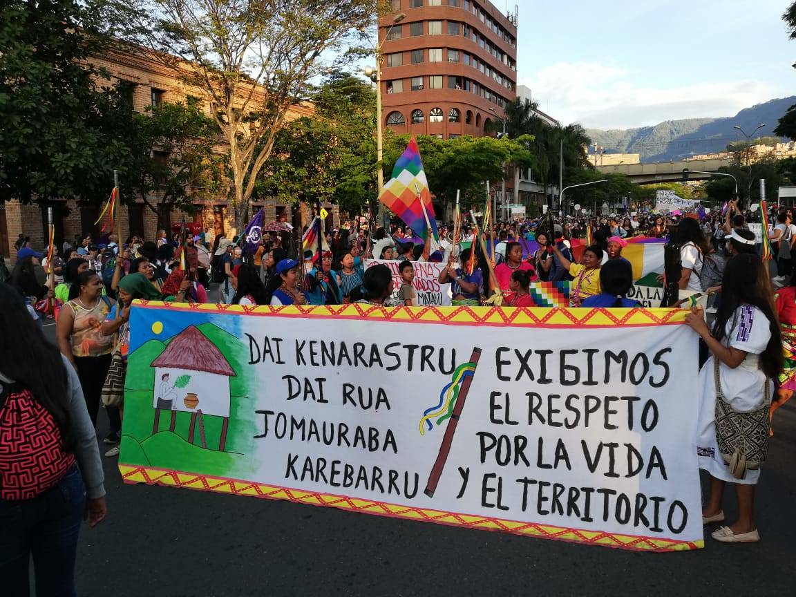 MUJERES INDÍFENAS TAMBIÉN SE UNIERON A la Protesta, que se realiza en el Centro de Medellín.