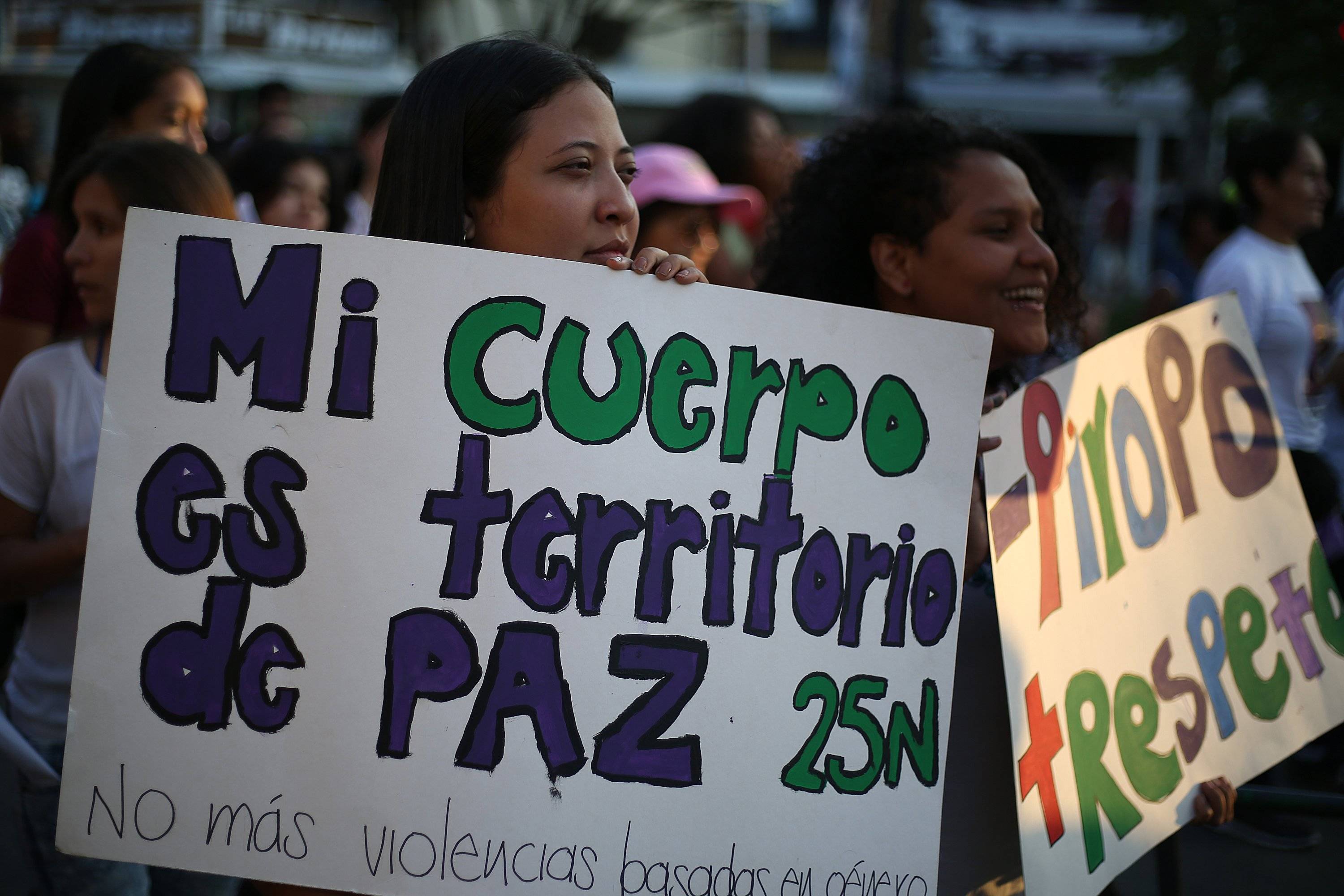Mujeres y hombres asistieron a la multitudinaria manifestación.